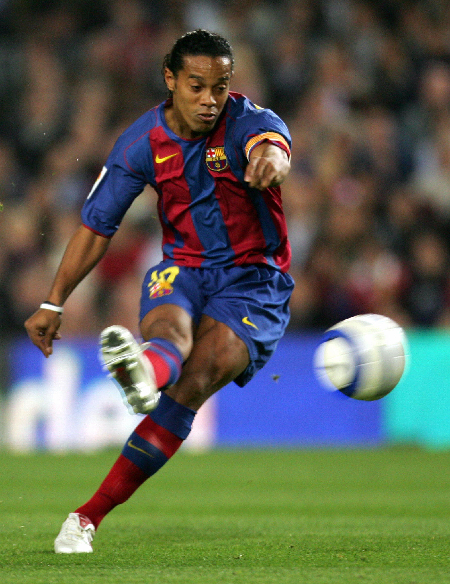 BARCELONA, SPAIN: FC Barcelona's Brazilian Ronaldinho shoots against Getafe during their Spanish League football match at the Camp Nou stadium in Barcelona, 17 April 2005. AFP PHOTO/LLUIS GENE. (Photo credit should read LLUIS GENE/AFP/Getty Images)