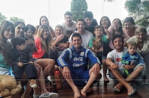 Messi-posa-junto-a-su-familia-_54422697303_54115221154_600_396